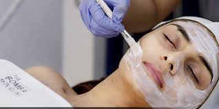 Hydrating medi-facial treatment with multi-step device